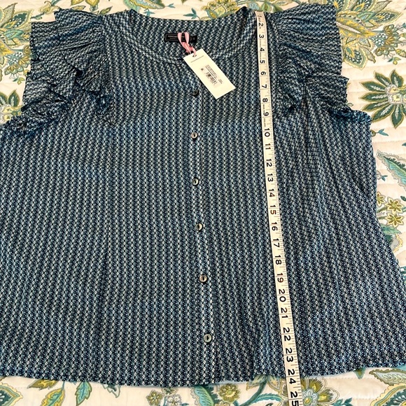 NWT Vineyard Vines Button Front Flutter Sleeve top, size L. - Picture 7 of 10